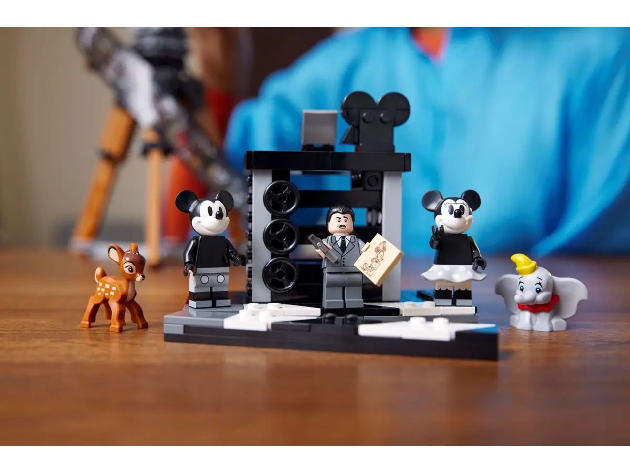 Lego disney classic cinepresa omaggio a Walt Disney 100° Anniversario con  Minifigure di Topolino e Minnie più figure di Bambi e Dumbo